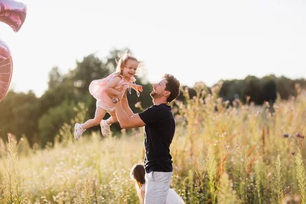 Dzień ojców. szczęśliwy rodzina córka przytula jego tata na wakacje — Zdjęcie stockowe