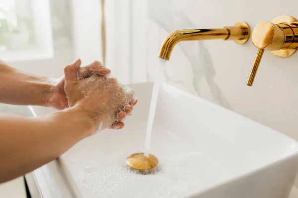 Se laver les mains en frottant avec du savon pour prévenir le virus corona, hygiène pour arrêter la propagation du coronavirus — Photo