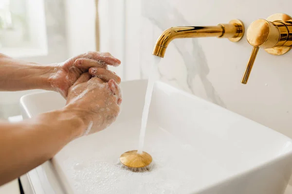 Lavez-vous les mains, évitez les zones bondées et restez à la maison si possible . — Photo