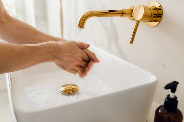 Lávese las manos, evite áreas concurridas y quédese en casa si es posible . — Foto de Stock