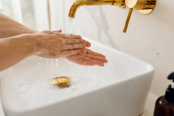 L'homme se lave soigneusement les mains. Protection contre le virus Corona. salle de bain moderne — Photo