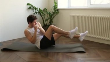 Kendini izole eden adam eve spor yapmaya gider..