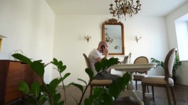 Karantina sırasında kendini izole eden bir adam evde bilgisayar başında çalışıyor.