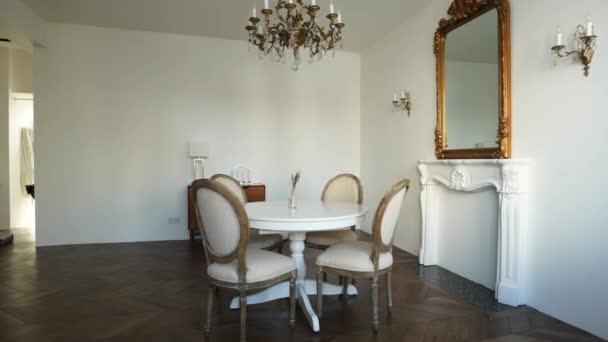 Bílý obývací pokoj s klasickou výzdobou, zrcadlo, krb, jídelní stůl — Stock video