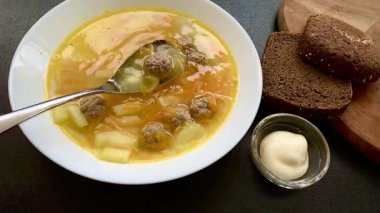 Köfte çorbası. Üst görünüm, boşluğu kopyala. Yavaş çekim 