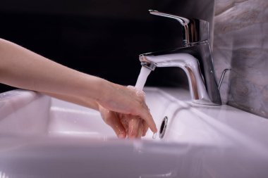 Ellerini sabunla yıkayarak temiz çocuk elleri