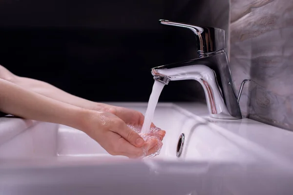 Se laver les mains en frottant avec du savon pour prévenir le virus corona, hygiène pour arrêter la propagation du coronavirus — Photo
