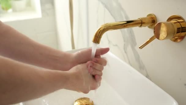 코로나 바이러스 대유행 예방은 비누로 손을 씻는 따뜻 한 손가락을 자주 씻는 것 과 함께 손을 씻는다 — 비디오