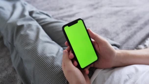 크롬 키 녹색 화면 스마트폰을 들고 터치하거나 스크롤하지 않고 콘텐츠를 보고. — 비디오