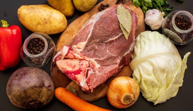 Mutfak masasındaki borş çorbası malzemeleri. Ev yapımı Rus, Ukrayna ulusal çorbası - kırmızı borş