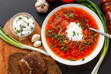 Kasesinde beyaz fasulye olan geleneksel Ukrayna Rus çorbası. Siyah rustik masadaki kırmızı pancar kökü çorbası tabağı. Geleneksel Ukrayna mutfağı