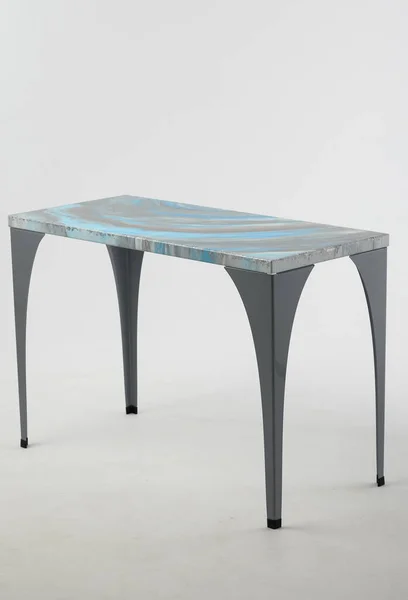Stół na białym tle z piękną fakturą blatu z niebieskimi i srebrnymi plamami — Zdjęcie stockowe
