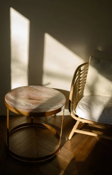 Stół i krzesło wykonane z bambusa w słońcu przytulna domowa atmosfera — Zdjęcie stockowe