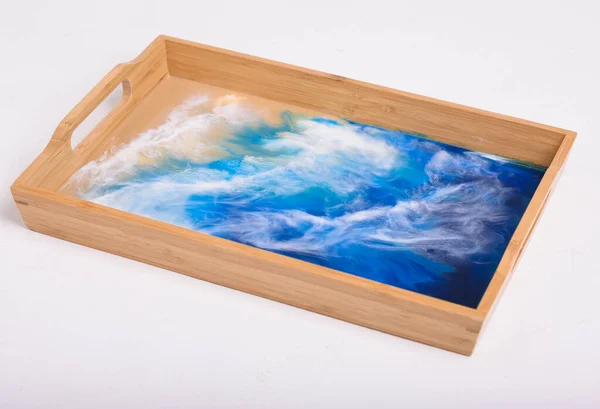 Taca bambusowa z wizerunkiem morza i piasku na białym tle — Zdjęcie stockowe