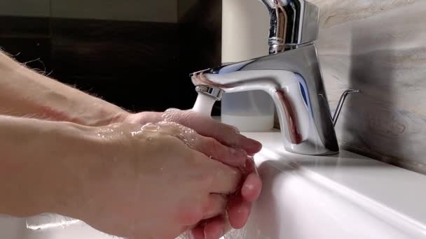 Lavarse las manos frotándose con jabón hombre para la prevención del virus corona, higiene para dejar de propagar coronavirus — Vídeos de Stock