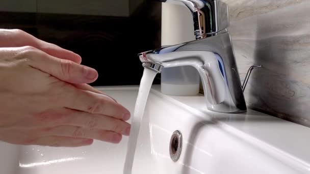 Mytí rukou tření s mýdlo muž pro prevenci viru korony, hygiena k zastavení šíření koronaviru — Stock video