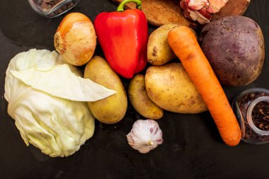 Çorba için çeşitli renkli sebze çorbaları ve malzemeler. Üst Manzara. Sağlıklı beslenme ya da vejetaryen yemeği kavramı