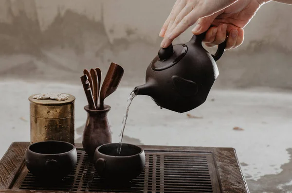 Обрізаний знімок жінки, що поливає чай у традиційному китайському чаї — стокове фото