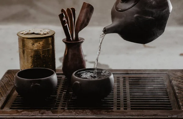 Cropped shot of woman pouring tea in traditional chinese teaware — Stock Photo, Image