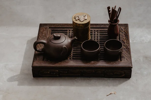 Традиційна азіатська чайна церемонія. Залізний чайник — стокове фото