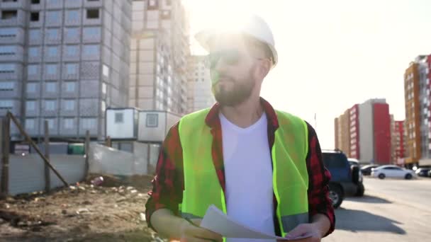 Az építési munkás portréja az építkezésen — Stock videók