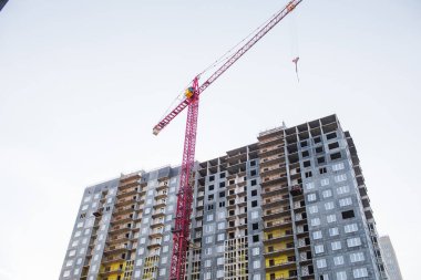 Gökyüzü arka planında vinçleri olan inşaat alanı