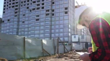 Erkek inşaat mühendisi. İnşaat alanının planına sahip bir mimar. İnşaat konsepti