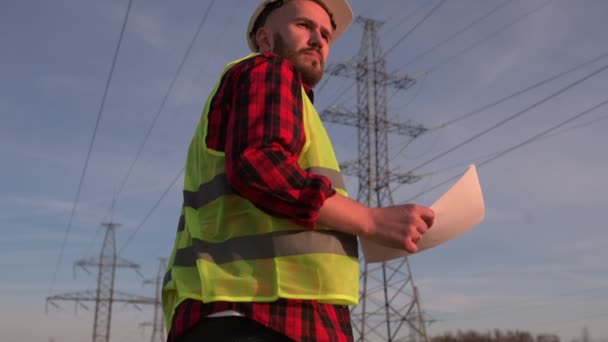 Portrét stavebního pracovníka na staveništi — Stock video