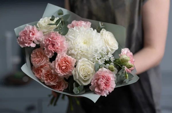 Großaufnahme Großer schöner Strauß gemischter Blumen. Blume Hintergrund und Wallpaper. Floral Shop Konzept. Schöner frisch geschnittener Strauß. Blumenlieferung — Stockfoto