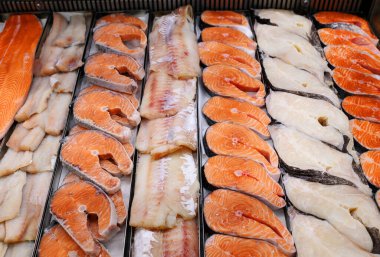 Çiğ dilimlenmiş, pişmiş balık değil, süpermarkette tezgahın üzerindeki buzda yatıyor.