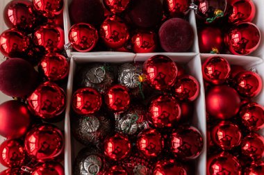 Kırmızı Noel oyuncakları, Noel ağacı için toplar