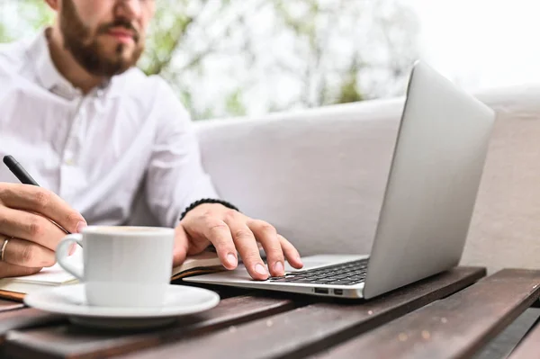 Młody człowiek korzystający z laptopa w domu. Zbliżenie męskich dłoni piszących na komputerze. Wolny strzelec, studencki styl życia, edukacja, technologia i koncepcja zakupów online — Zdjęcie stockowe