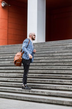 Modern bir öğretmen okumak için üniversiteye gider. Eğitim için atölye teknolojisi iletişimi