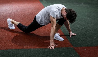 Adam dışarıda spor yapıyor. Genç erkek koşucu sporcu antrenmanı yapıyor ve şehir dışında spor yapıyor.