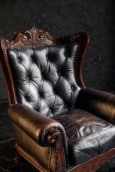 Sofá estilo clássico de couro genuíno preto no quarto preto. Interior moderno. Loft... — Fotografia de Stock