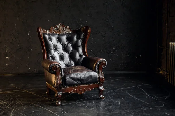 Canapé de style classique en cuir véritable noir dans une chambre noire. Intérieur moderne. Loft Photo De Stock