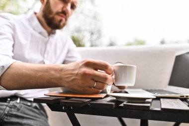  Kafede kahve ve dizüstü bilgisayarlı bir masada modern bir iş yeri.