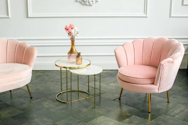 Елегантне крісло і журнальний столик в дизайнерському мінімалістичному інтер'єрі вітальні архітектора. Сучасний білий інтер'єр — стокове фото