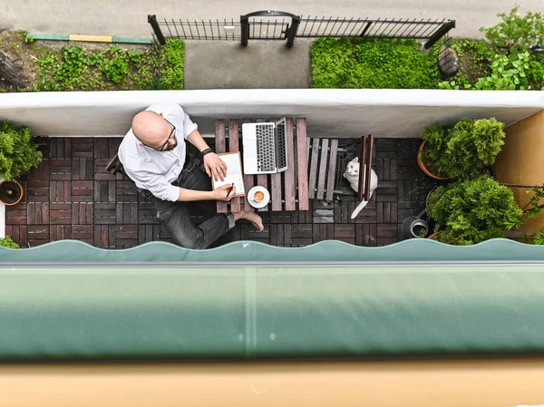 L'homme travaille à la maison. beau pigiste travaillant à distance de la maison . — Photo