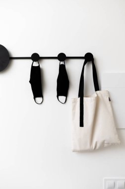 Karantina döneminde dükkana girmek için bir set, tıbbi maskeler ve bir çanta.