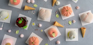 Masadaki pasta çeşitleri, fotokopi alanı. Birkaç dilim lezzetli tatlı, restoran menüsü konsepti, üst manzara.