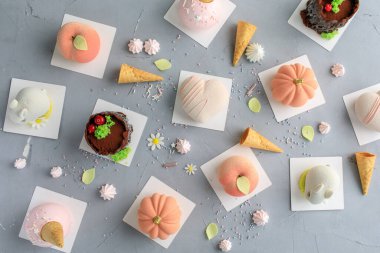 Masadaki pasta çeşitleri, fotokopi alanı. Birkaç dilim lezzetli tatlı, restoran menüsü konsepti, üst manzara.