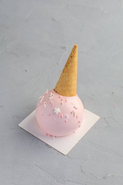 Mini kek külahta bir kepçe dondurma