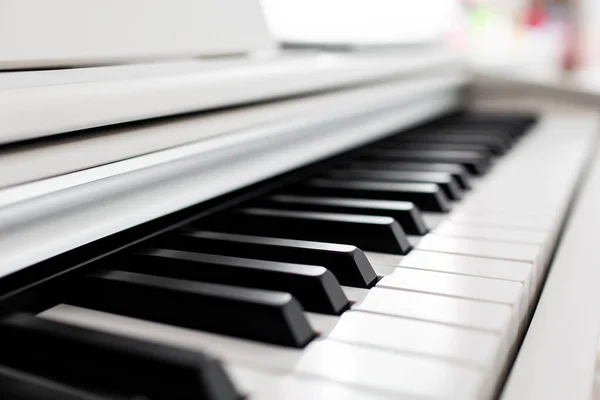 Primer plano de las teclas de piano. vista frontal cerrada, teclas de piano en blanco y negro, vistas desde un lado — Foto de Stock
