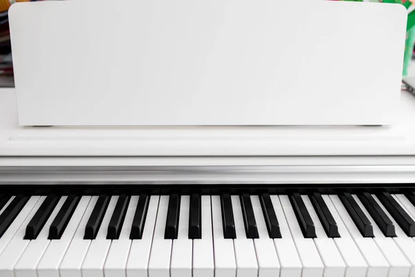 Primer plano de las teclas de piano. vista frontal cerrada, teclas de piano en blanco y negro, vistas desde un lado —  Fotos de Stock