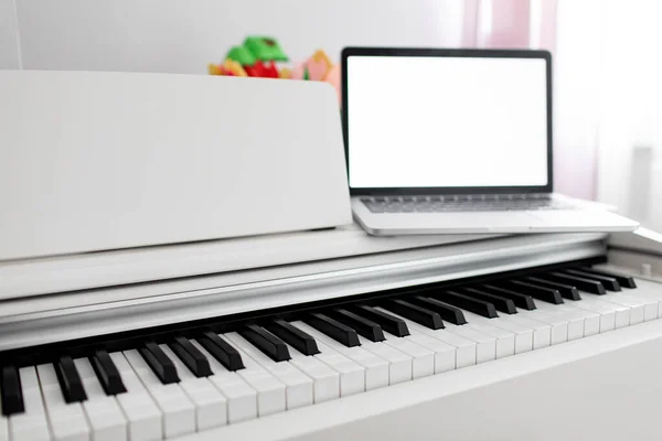 Leraar maken online piano les om leerlingen leren van thuis — Stockfoto