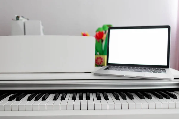 Aula de música remota. Aprendizagem online e vídeo chat sobre aprender a tocar piano — Fotografia de Stock