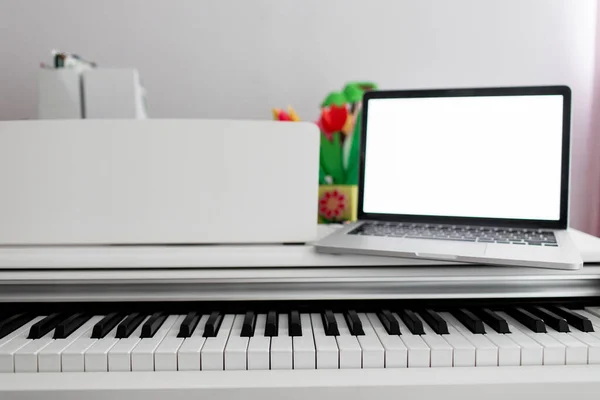 Uzaktan müzik dersi. Çevrimiçi öğrenme ve piyano çalmayı öğrenme üzerine görüntülü sohbet