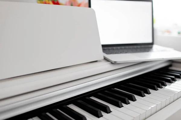 Coronavirus. Cuarentena. Aprendizaje de música de piano en línea con un ordenador portátil, educación y trabajo remoto . — Foto de Stock