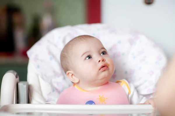 Alimentation 6 Mois Asiatique Bebe Fille Sur Chaise Haute Maman Nourrit Melanger La Nourriture A Sa Fille Chez Moi Enfance Stock Photo Alimentation 6 Mois Asiatique Bebe Fille Sur Chaise Haute Maman Nourrit Melanger La Nourriture A Sa Fille Chez Moi Enfance Stock Photo